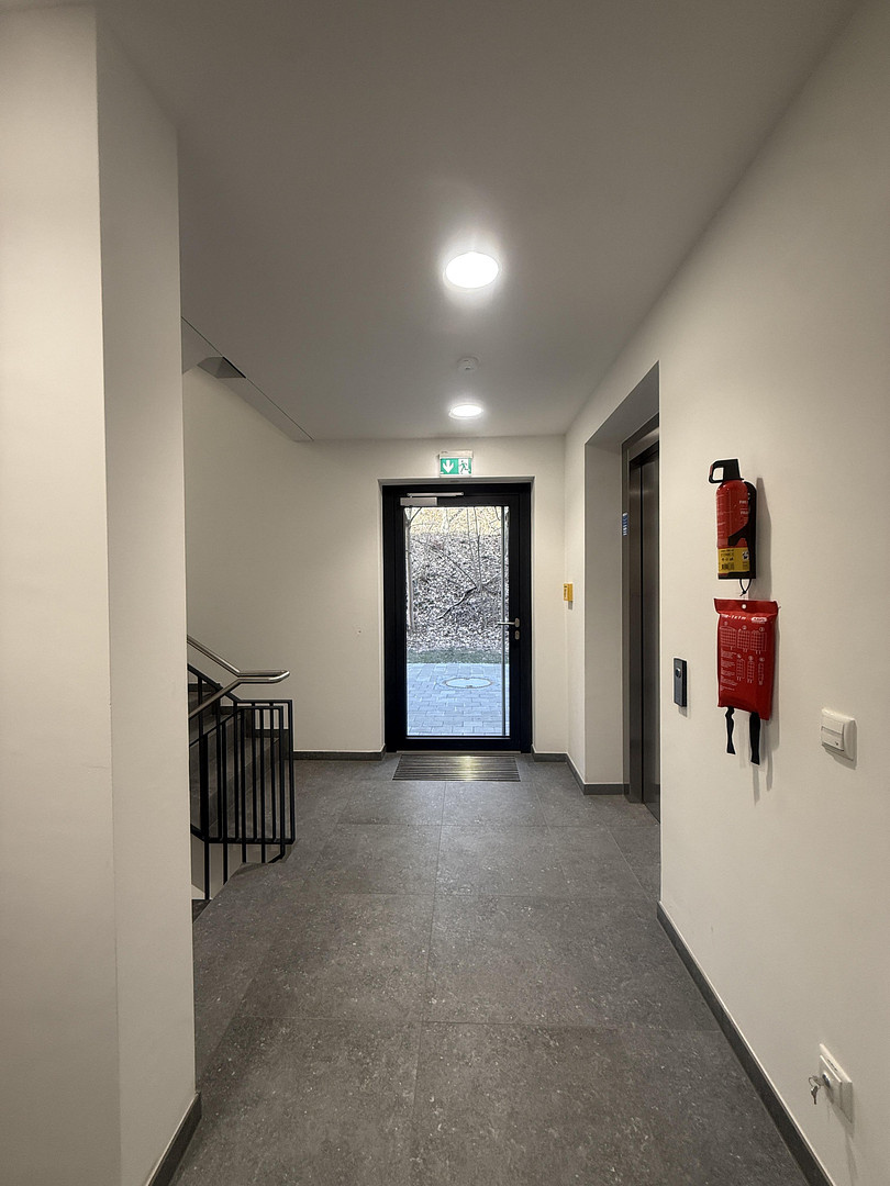 Hauseingang Eingang mit Aufzug