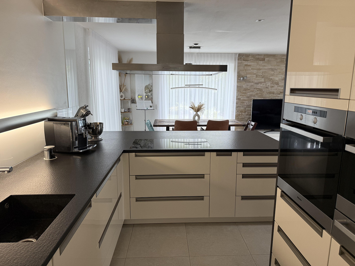 Modernes Einfamilienhaus mit Wintergarten, Doppelgarage und liebevoll angelegtem Garten in Schwendi – Schwendi – Vorschaubild 16