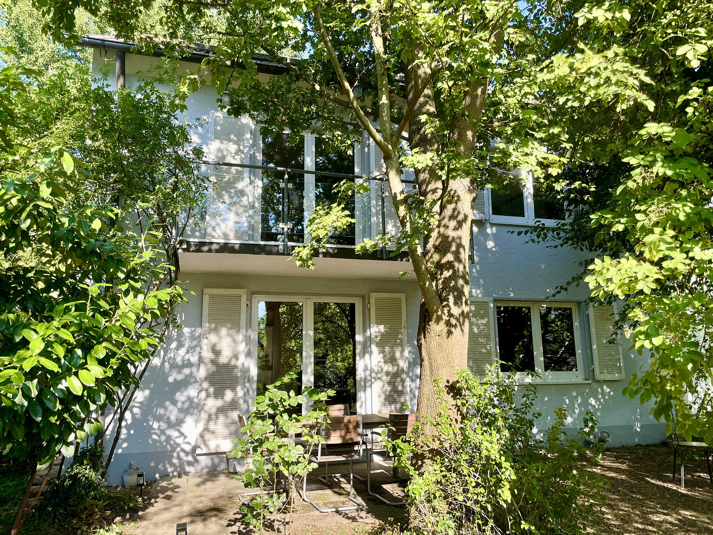 Im Grünen und doch mittendrin – charmante Doppelhaushälfte mit parkartigem Garten in Staufen