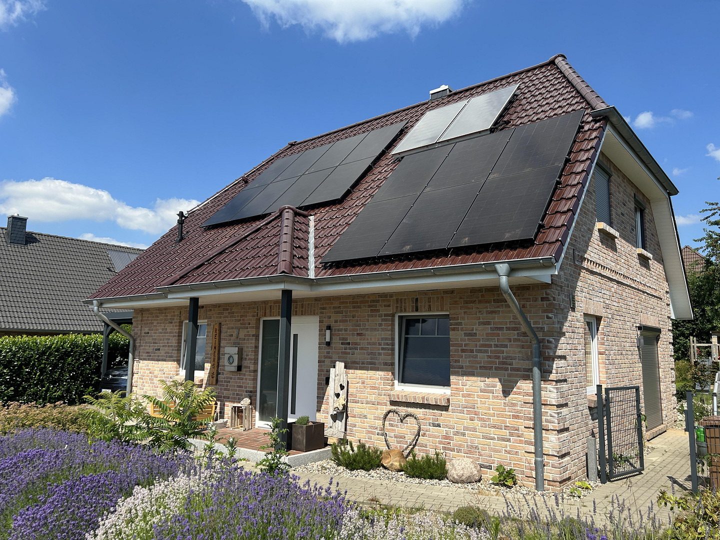 Modernes Einfamilienhaus mit Photovoltaikanlage und Garten in Wacken