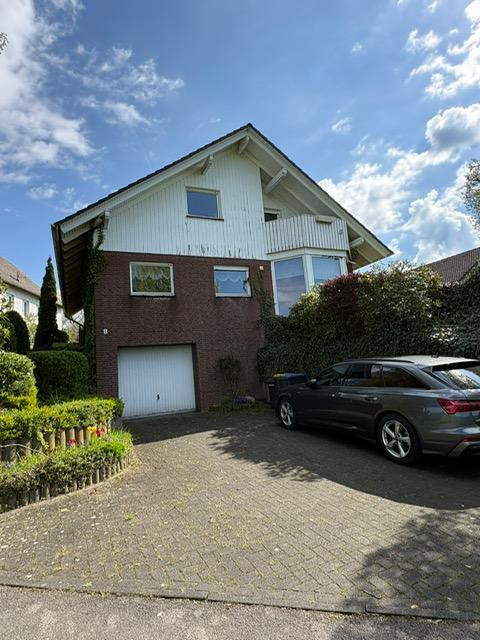 Freistehendes Einfamilienhaus mit Garage, Terrasse, Balkon und großem Garten