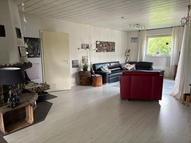 Freistehendes Einfamilienhaus mit Garage, Terrasse, Balkon und großem Garten – Brakel(Bellersen) – Vorschaubild 2