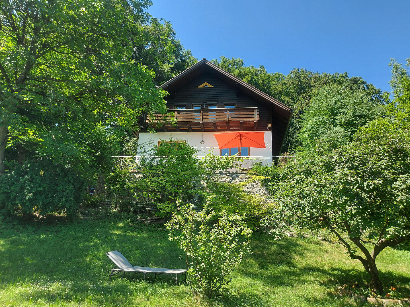 Schönes Einfamilienhaus mit sehr großem Garten