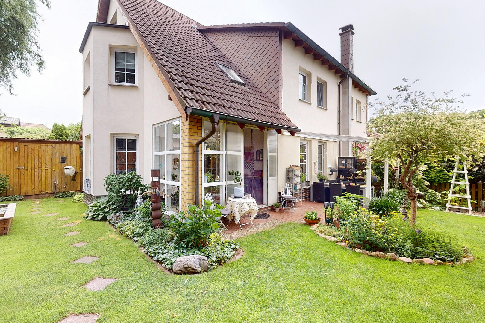 Bezugsfertige Doppelhaushälfte bei Berlin mit schöner Gartenanlage und guten Anbindungen