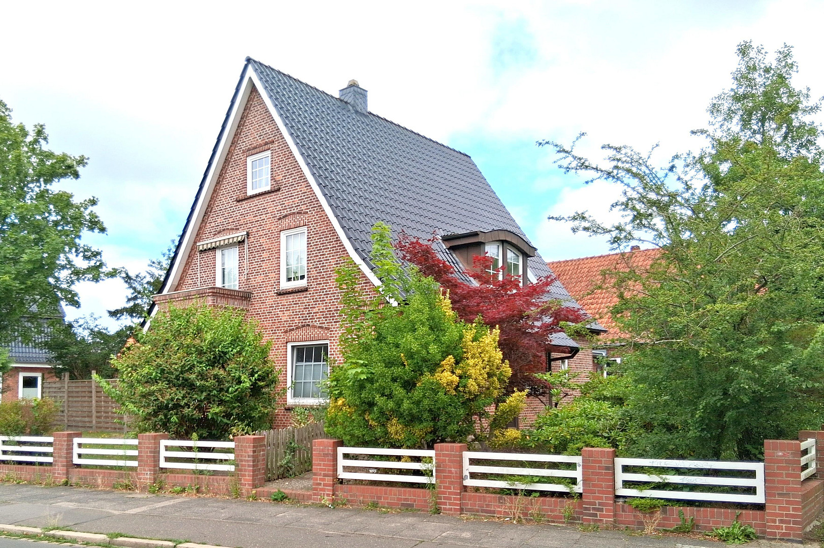 Zweifamilienhaus mit Werkstatt in zentraler Lage.