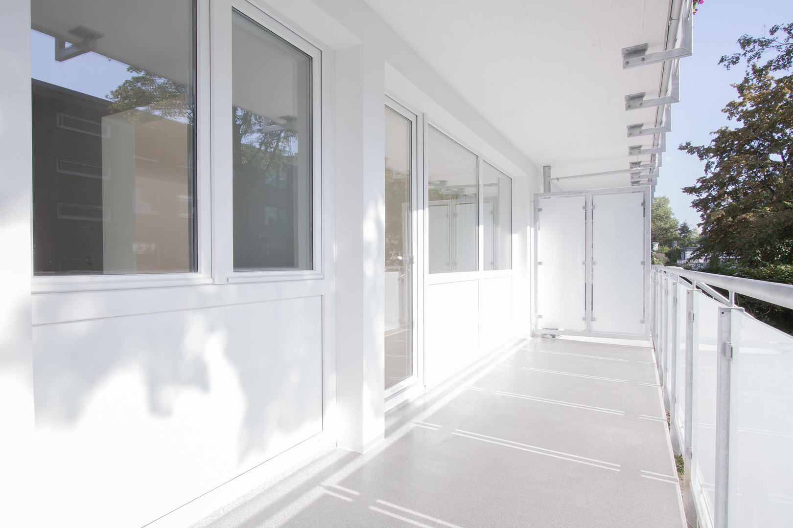 3 Zimmer Wohnung mit Balkon, EBK und 240 qm Garten – Arnold-Schönberg-Str. 5, 40593 Düsseldorf(Urdenbach) – Vorschaubild 2