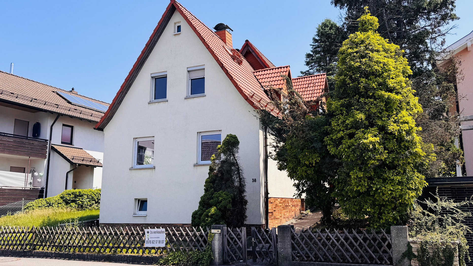 PROVISIONSFREI: Zweifamilienhaus in familienfreundlicher Lage von Coburg-Scheuerfeld. Sofort frei. – Nicolaus-Zech-Str. 38, 96450 Coburg(Scheuerfeld) – Vorschaubild 2