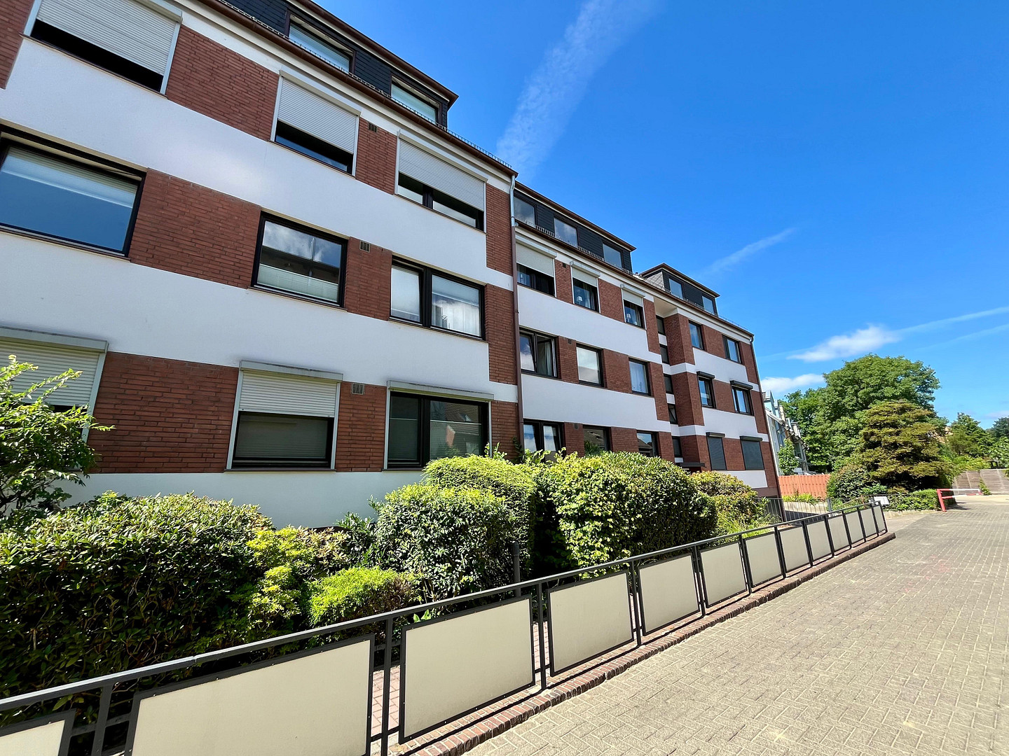 Provisionsfrei: Sanierte 4-Zimmer-Wohnung mit Südbalkon & Garage in Schwachhausen – Scharnhorststraße 15a, 28211 Bremen(Schwachhausen) – Vorschaubild 2