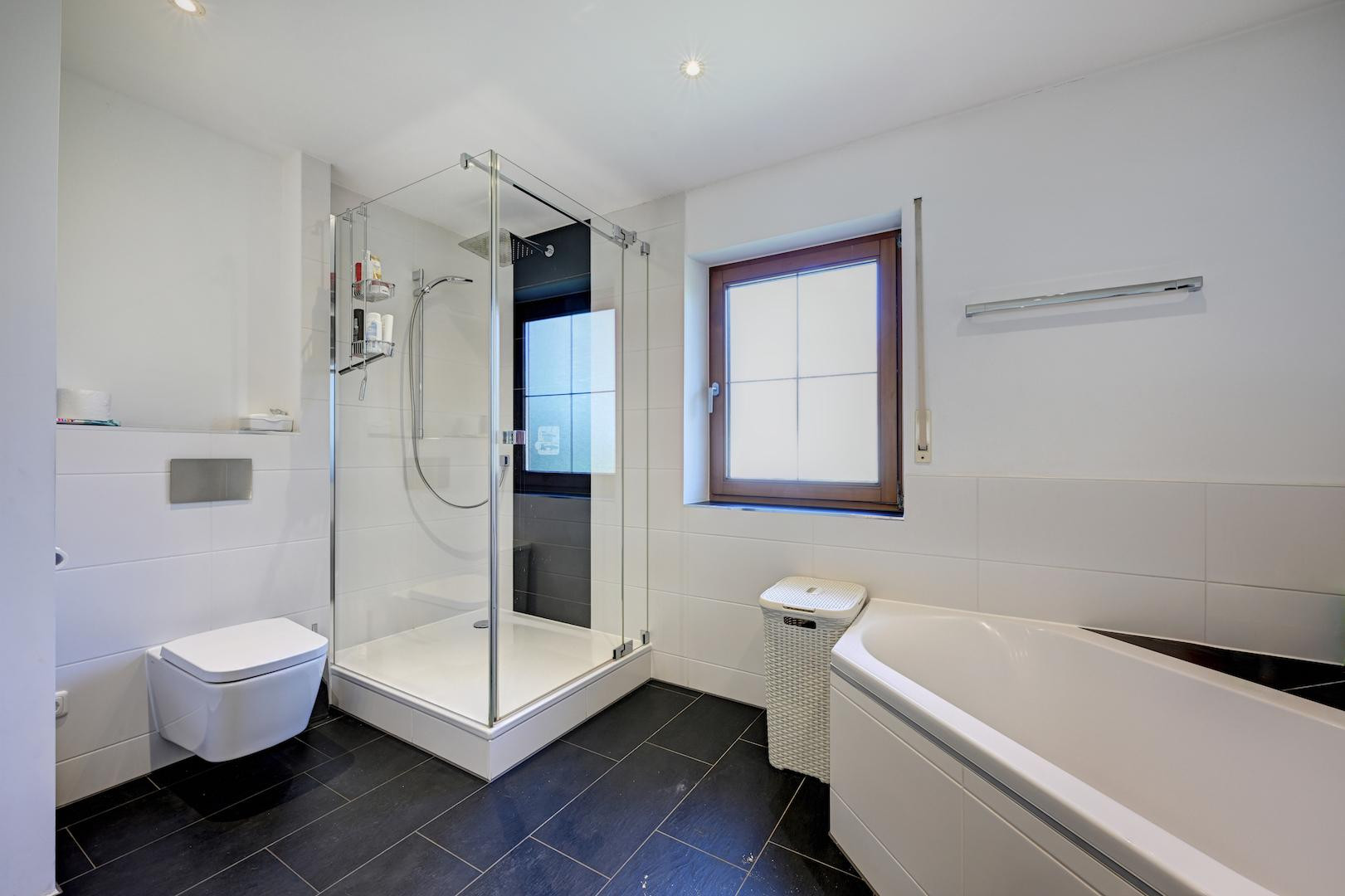 Bad mit Blick auf Dusche