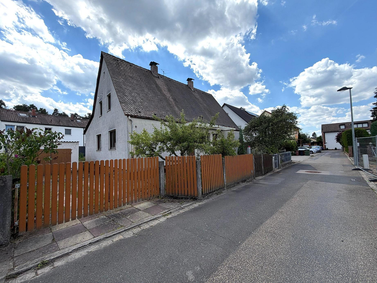 2 Doppelhaushälften / 2-Familienhaus * in Feucht – Erlenweg 1, 90537 Feucht – Vorschaubild 2