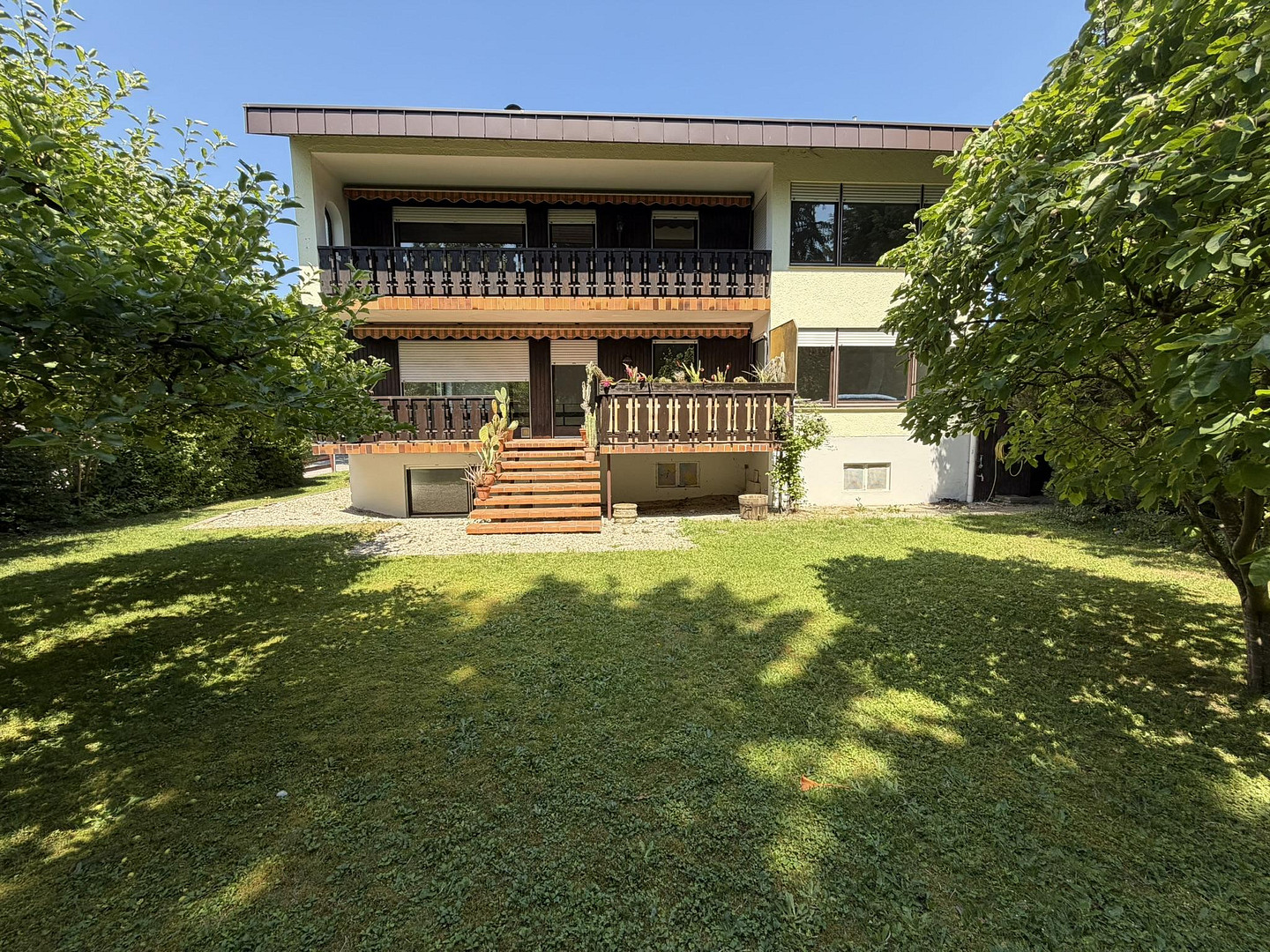 Zentrumsnah: Wohnhaus mit Galerie/Werkstatt, Einlieger-App.  & traumh. Naturgarten (834 qm)