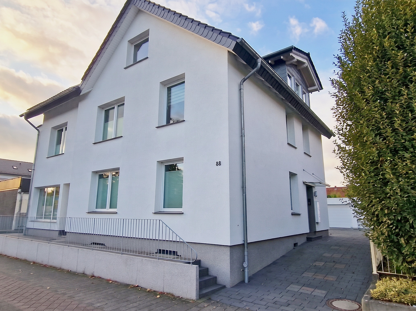 Hochwertig sanierte 5 Zi.- ETW in Gütersloh - Dachterrasse, Doppelgarage – Herzebrocker Str. 88, 33330 Gütersloh – Vorschaubild 2