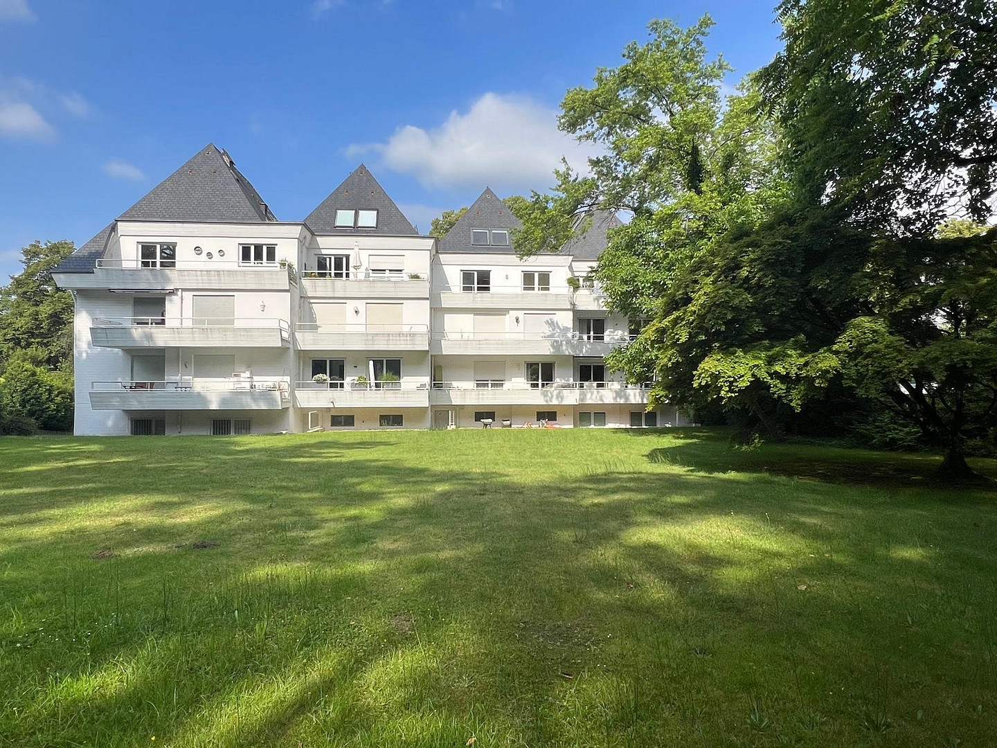 Exquisites Wohnerlebnis: 5 Zimmer, 3 Balkone, 2 Ebenen, Klima, Garage und und und..... – Thielenbrucher Allee 11, 51069 Köln(Dellbrück) – Vorschaubild 2