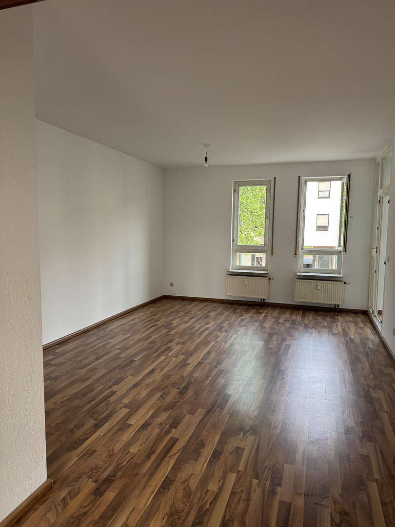 Erstbezug nach Renovierung: 3,5 Zimmer, große Terrasse, neue Küche & TG-Stellplatz – Badstr. 2, 72793 Pfullingen – Vorschaubild 2