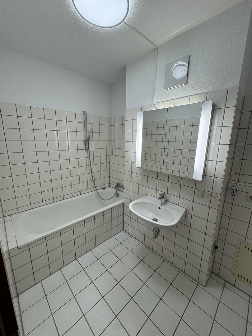 Erstbezug nach Renovierung: 3,5 Zimmer, große Terrasse, neue Küche & TG-Stellplatz – Badstr. 2, 72793 Pfullingen – Vorschaubild 16