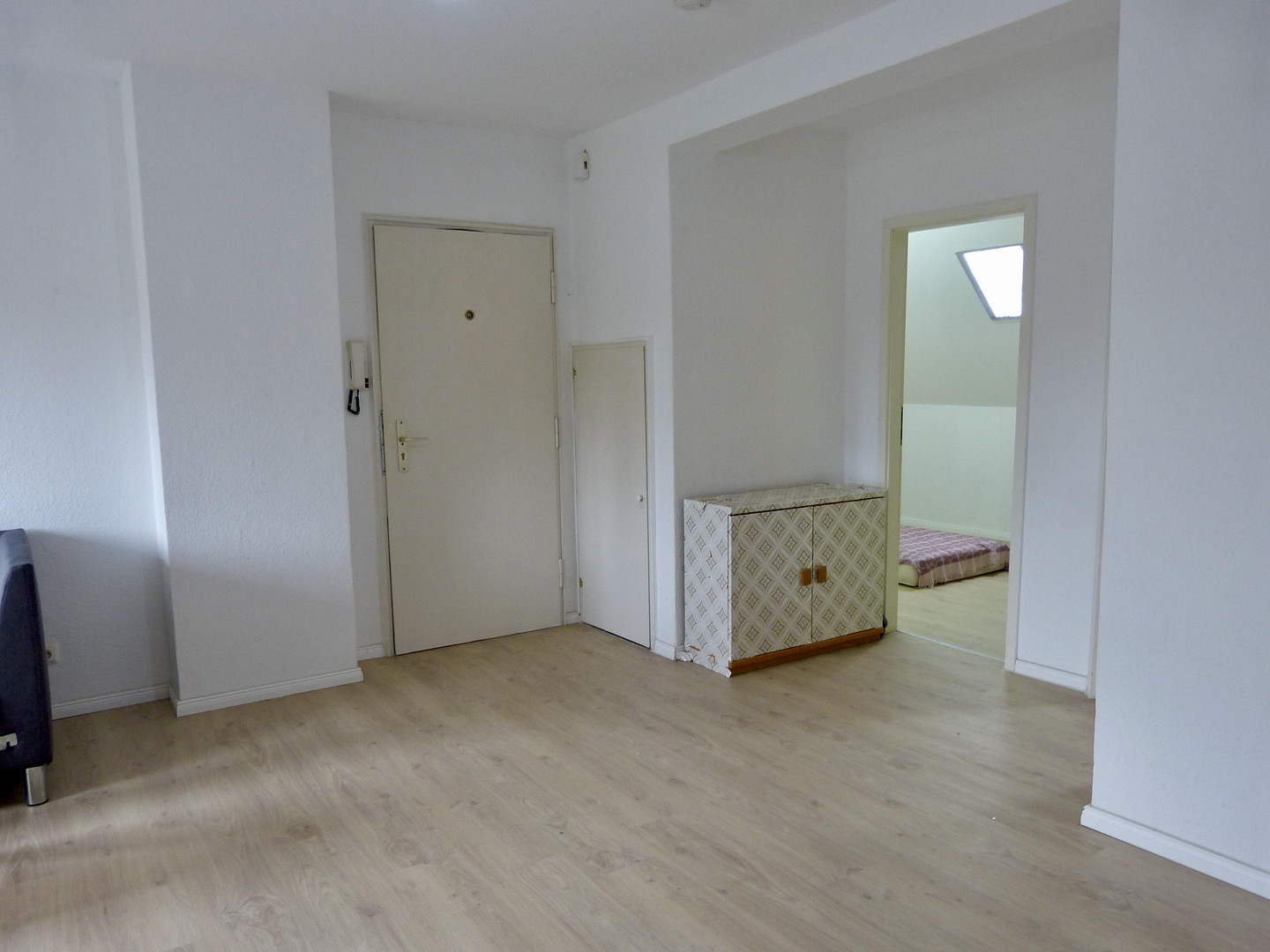 Helle Dachgeschosswohnung mit Einbauküche – perfekt für Paare, Singles oder WG – Birkenweg 13, 27576 Bremerhaven(Klushof) – Vorschaubild 3