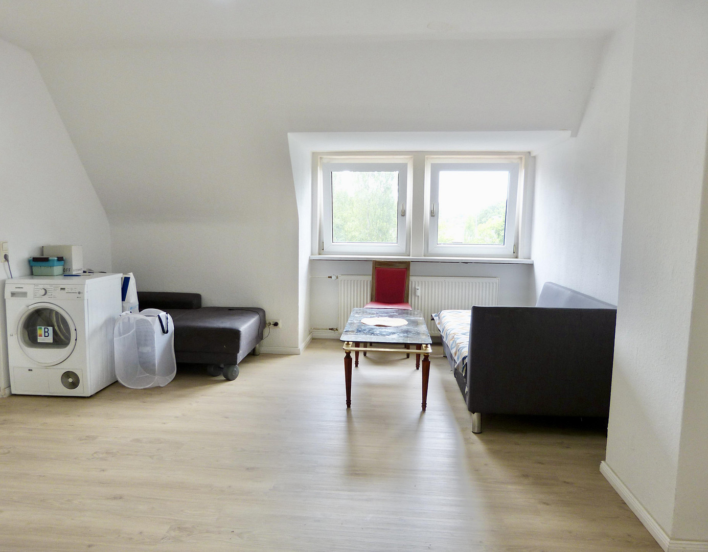 Helle Dachgeschosswohnung mit Einbauküche – perfekt für Paare, Singles oder WG – Birkenweg 13, 27576 Bremerhaven(Klushof) – Vorschaubild 2