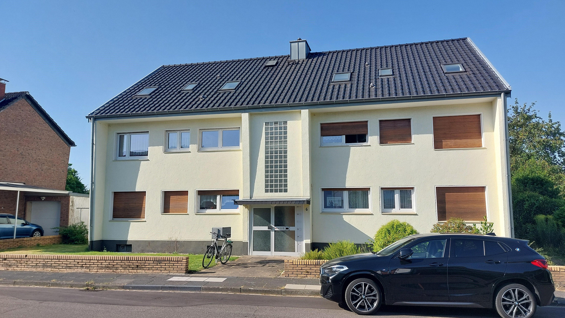 Frisch sanierte Dachgeschosswohnung mit Garage, PV-Strom & Klimaanlage – max. 6 Monate