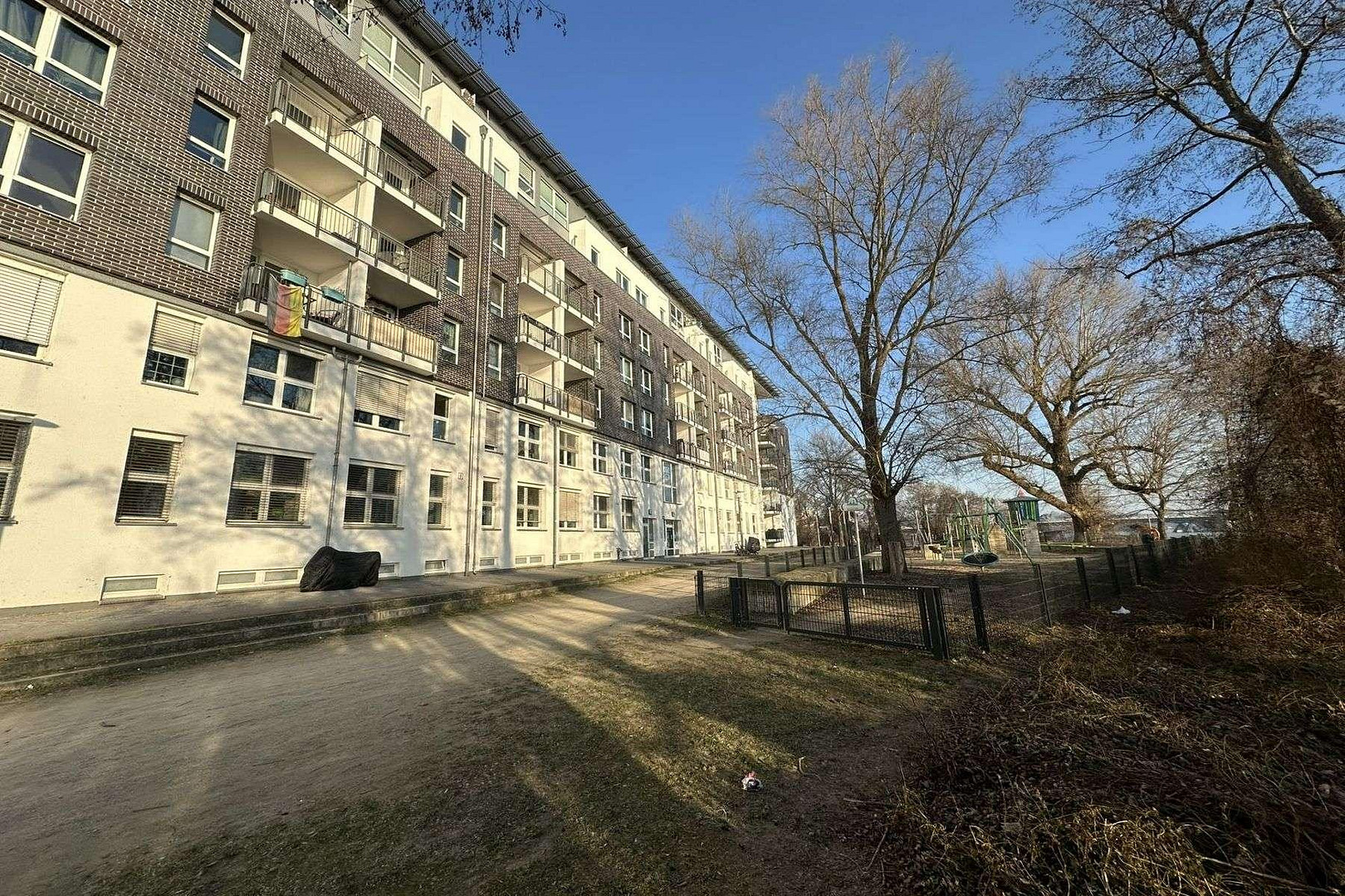 2-Zimmer-Wohnung mit direktem Havelblick vom Balkon inkl. Tiefgaragenstellplatz & Keller – An der Havelspitze 17, 13587 Hakenfelde – Vorschaubild 2