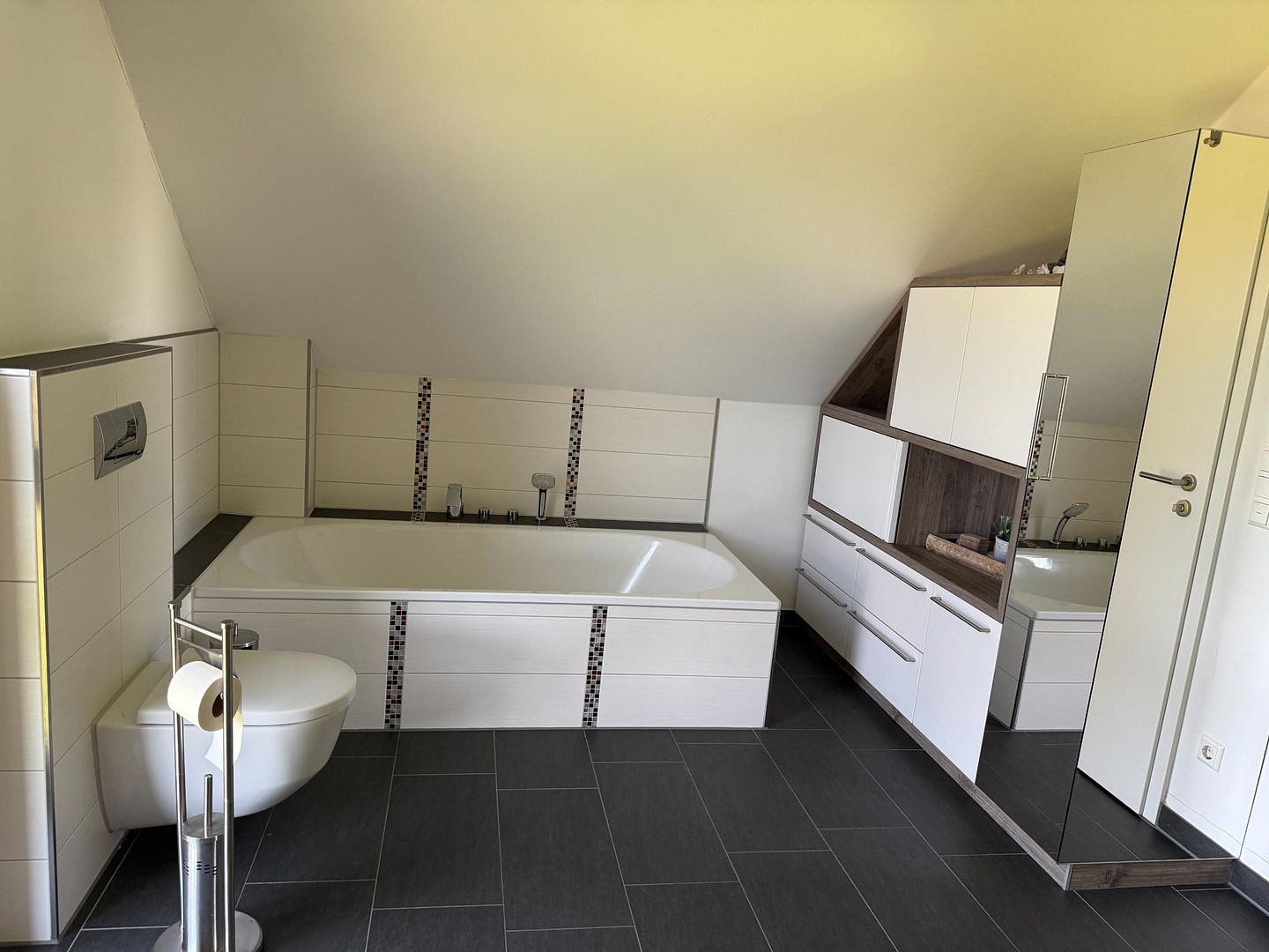 Modernes Massivhaus in ruhiger Neubausiedlung: Südausrichtung, Terrassendach, Sauna & 9m-Garage – 46049 Oberhausen(Alstaden) – Vorschaubild 19