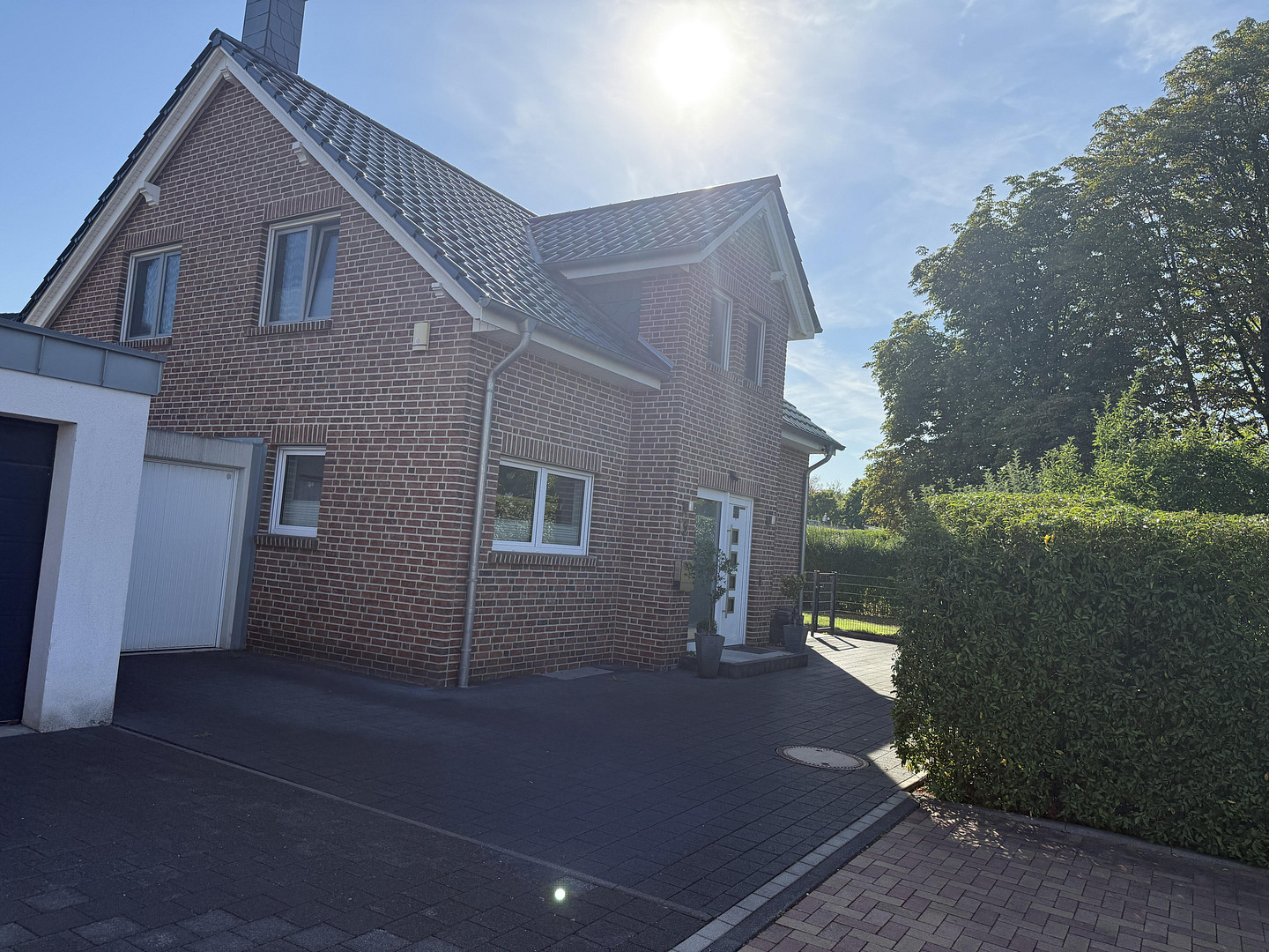 Modernes Massivhaus in ruhiger Neubausiedlung: Südausrichtung, Terrassendach, Sauna & 9m-Garage – 46049 Oberhausen(Alstaden) – Vorschaubild 2
