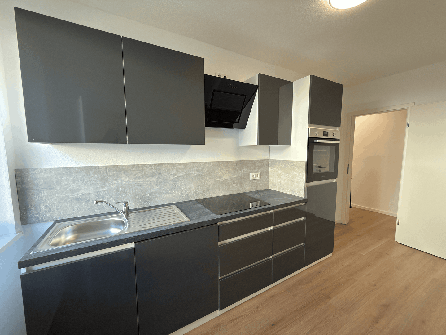 Modernisierte 2-Zimmer Wohnung mit Balkon im begehrten Rheingauviertel Wiesbaden – 65195 Wiesbaden – Vorschaubild 11