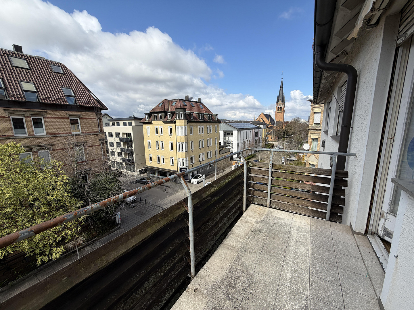 Frisch komplettsanierte 4-Zimmer-Wohnung mit Einbauküche & Balkon in Stuttgart-Bad Cannstatt