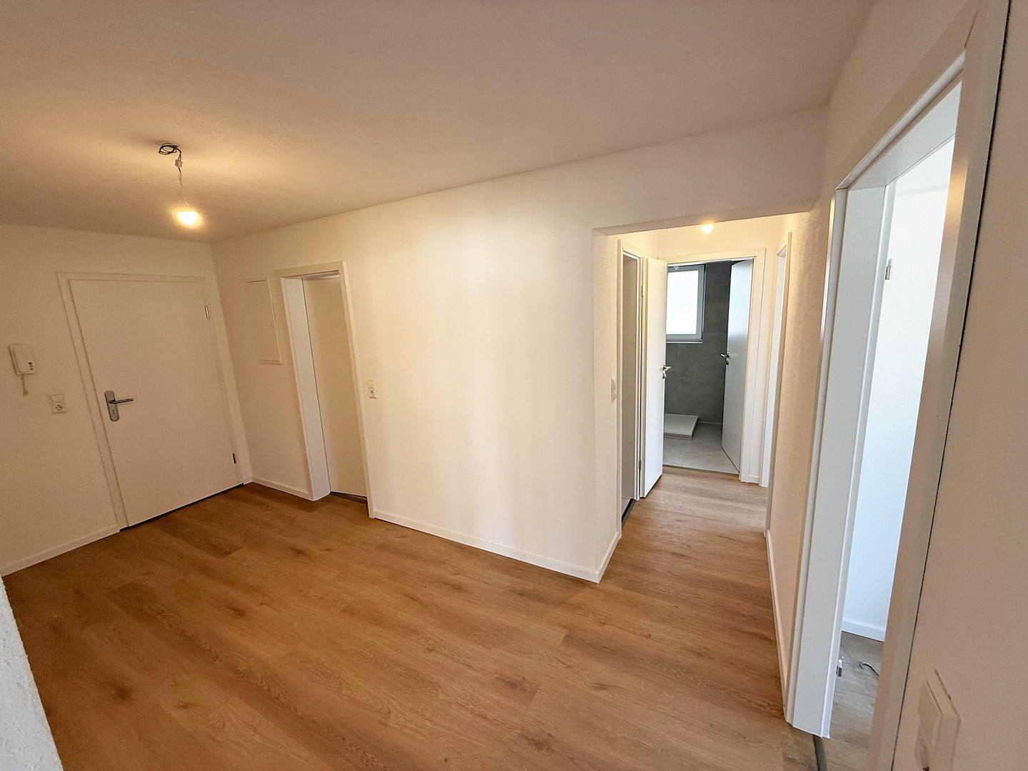 Frisch komplettsanierte 4-Zimmer-Wohnung mit Einbauküche & Balkon in Stuttgart-Bad Cannstatt – 70372 Stuttgart(Bad Cannstatt) – Vorschaubild 8