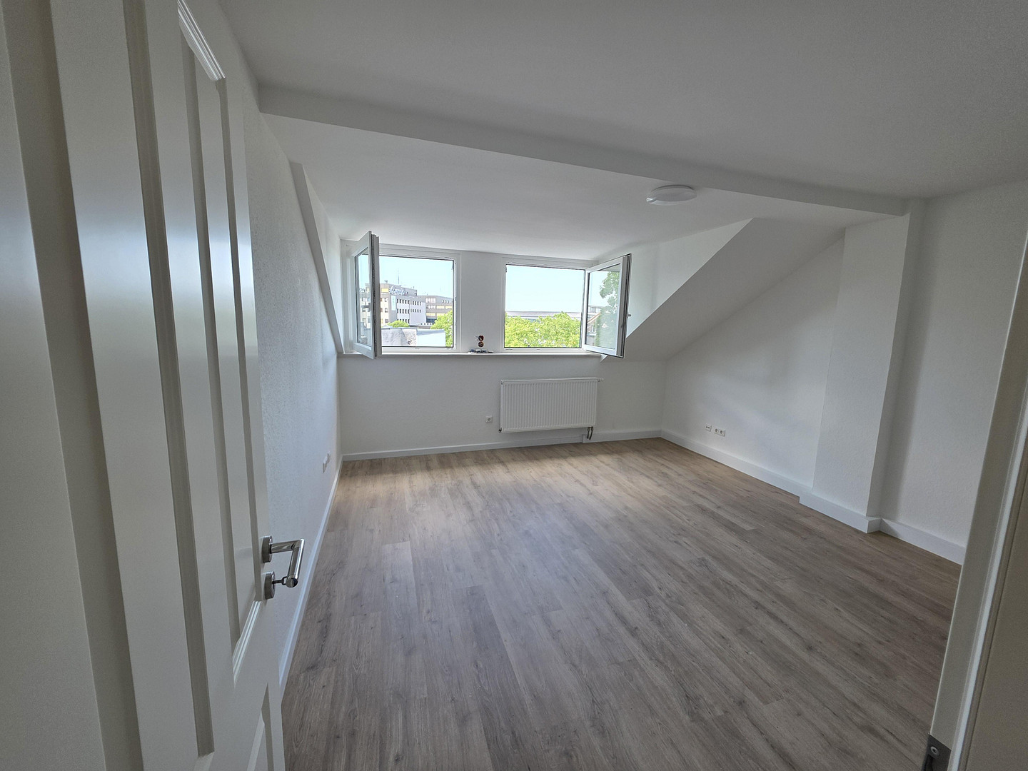 Sorfort frei !!! 2-Zi. ETW im Dachgeschoss - Top Lage !!! – Wilhelm-Leuschner-Str. 40, 64293 Darmstadt – Vorschaubild 3