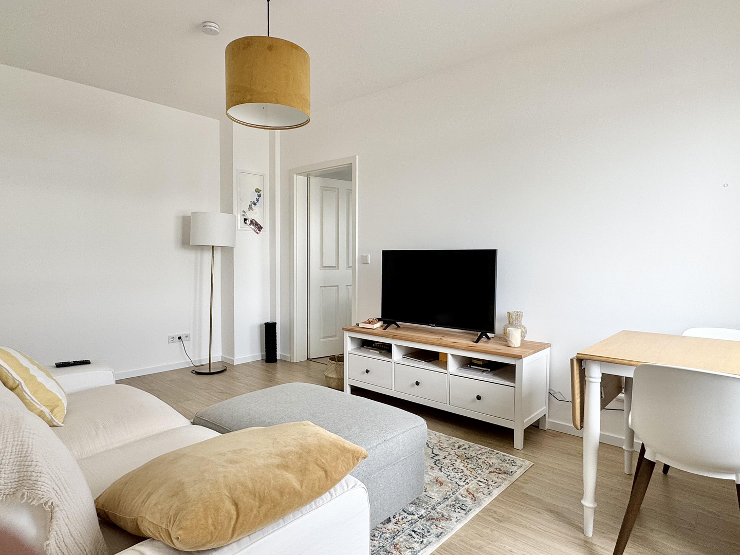 Möblierte KfW40-Wohnung mit Waschmaschine, Internet, hervorragende ÖV-Anbindung – Herforder Str. 210, 33609 Bielefeld – Vorschaubild 2