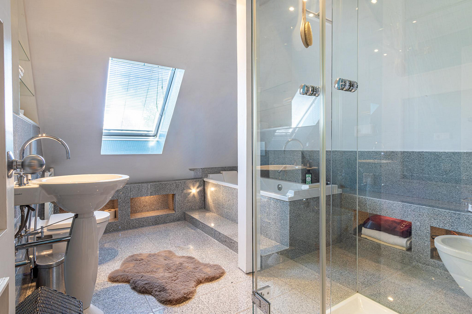 Hochwertiges Einfamilienhaus, 228 Wohnfl., 3 Etg., 5 Schlz., Terrasse, 2 Balkone, 3 Bäder & Sauna – 44141 Dortmund(Gartenstadt) – Vorschaubild 23