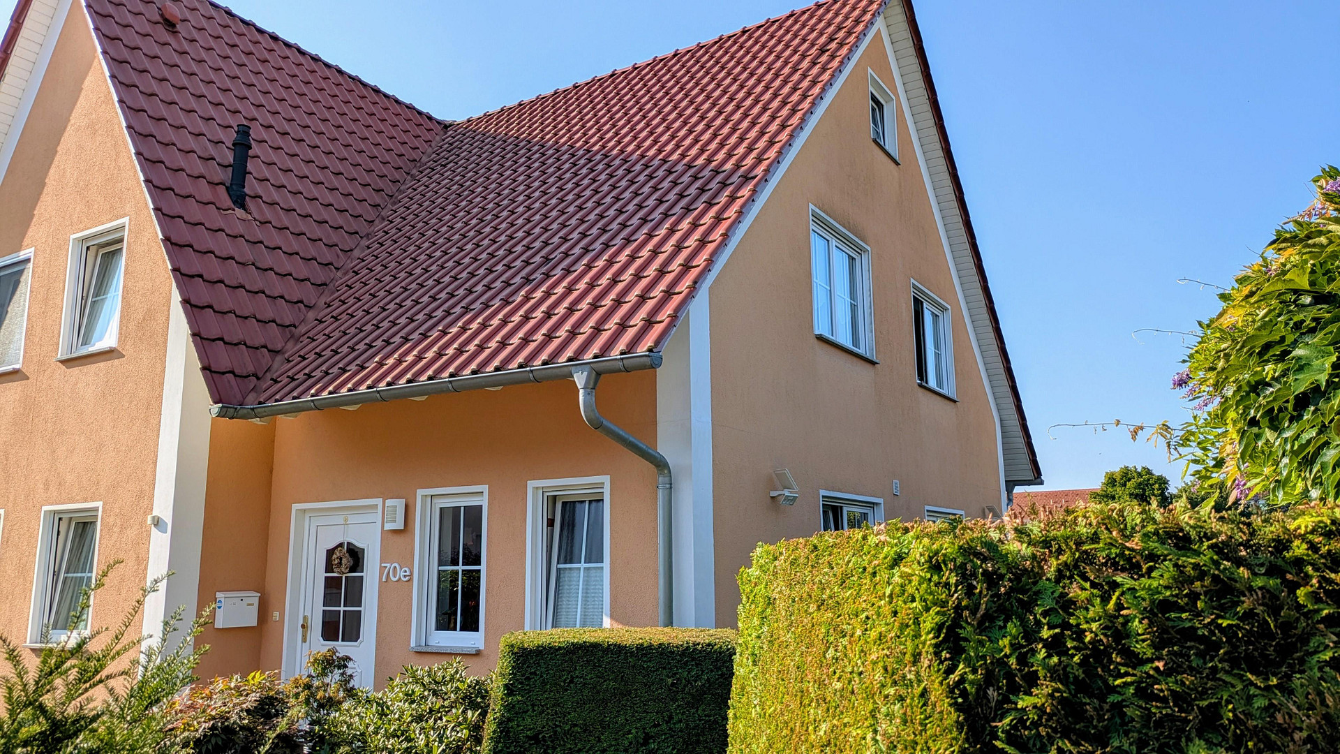 Ihr neues Zuhause, top gepflegte DHH mit Garten, Natur-Teich, Garagen und Stellplatz