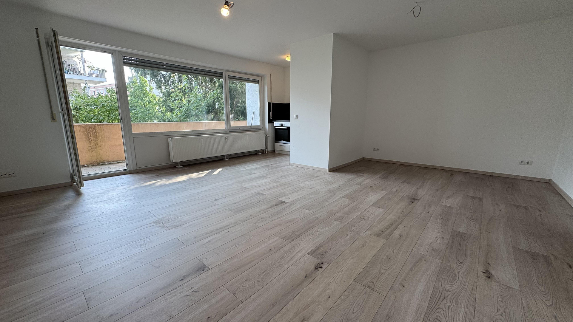 TOP RENOVIERTE 1-ZIMMER-WOHNUNG MIT NEUER EBK, BALKON & PKW-STELLPLATZ