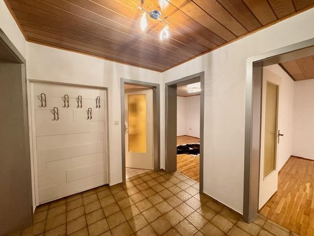 Gepflegte 3-Zimmer-Erdgeschosswohnung mit Balkon, neuer Einbauküche und Garten in Reckendorf – Greifenklaustraße 12, 96182 Reckendorf – Vorschaubild 2