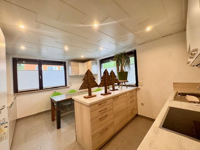 Gepflegte 3-Zimmer-Erdgeschosswohnung mit Balkon, neuer Einbauküche und Garten in Reckendorf