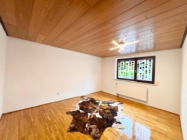 Gepflegte 3-Zimmer-Erdgeschosswohnung mit Balkon, neuer Einbauküche und Garten in Reckendorf – Greifenklaustraße 12, 96182 Reckendorf – Vorschaubild 3