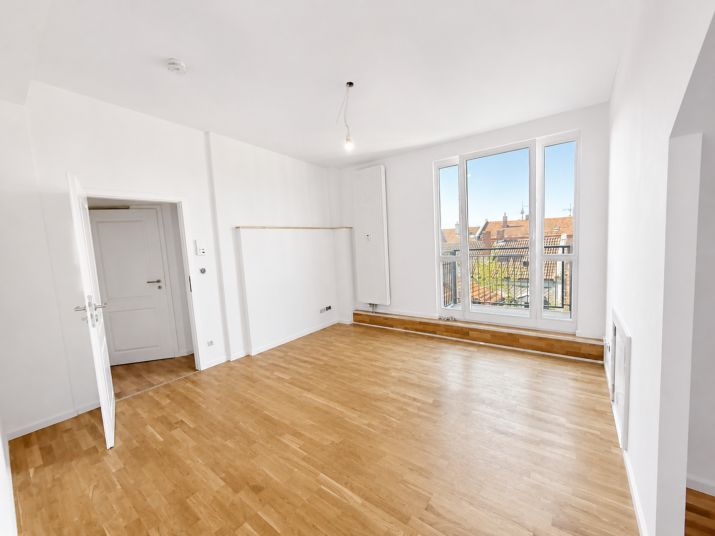 Erstbezug nach Dachausbau: Helle 2-Zimmer-Wohnung mit Einbauküche und Balkon