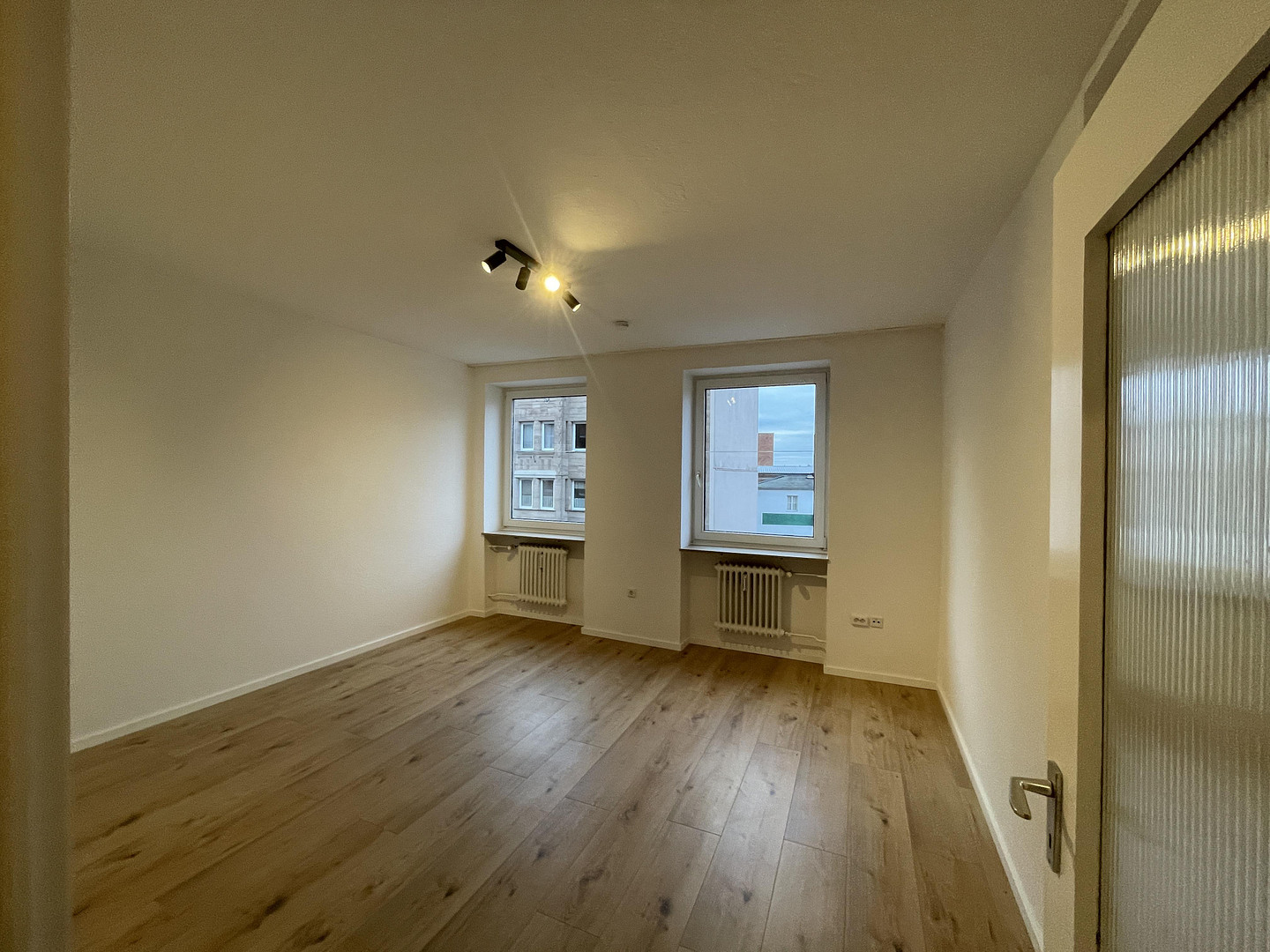 Zweitbezug nach Renovierung / 2-Zimmer Wohnung mit Einbauküche in zentraler Lage in Fürth – 90763 Fürth – Vorschaubild 2