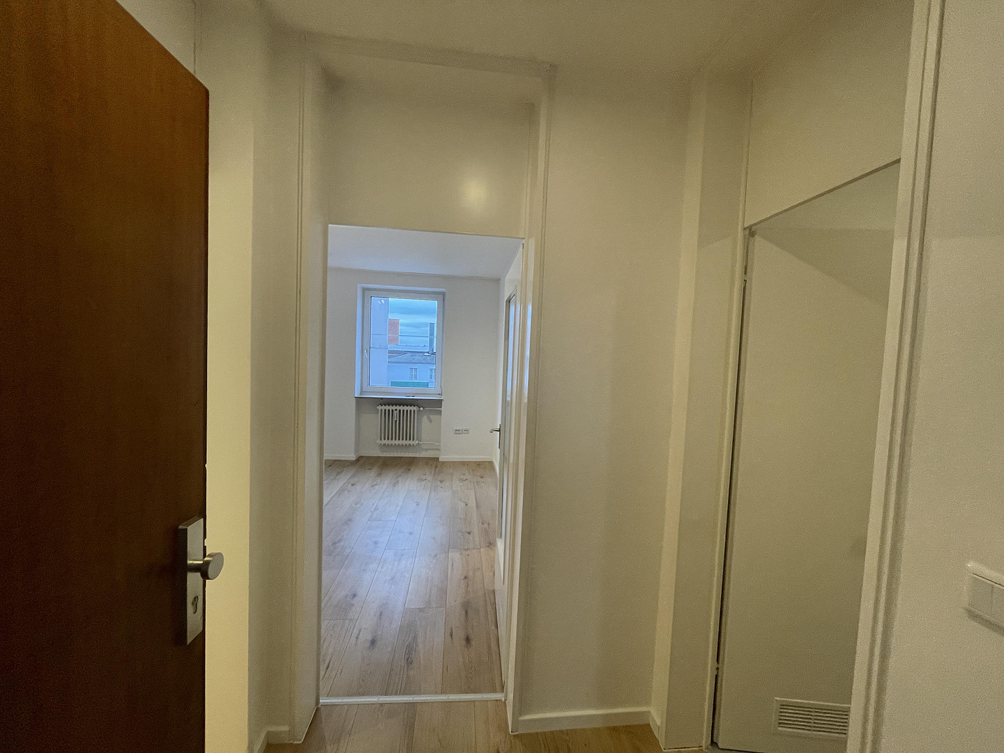 Zweitbezug nach Renovierung / 2-Zimmer Wohnung mit Einbauküche in zentraler Lage in Fürth – 90763 Fürth – Vorschaubild 4