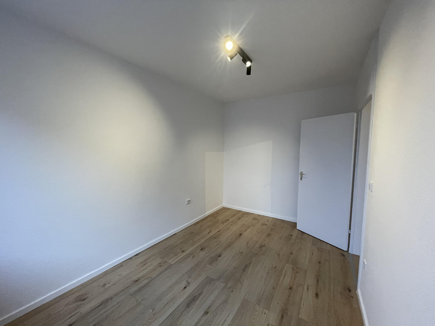 Zweitbezug nach Renovierung / 2-Zimmer Wohnung mit Einbauküche in zentraler Lage in Fürth – 90763 Fürth – Vorschaubild 8