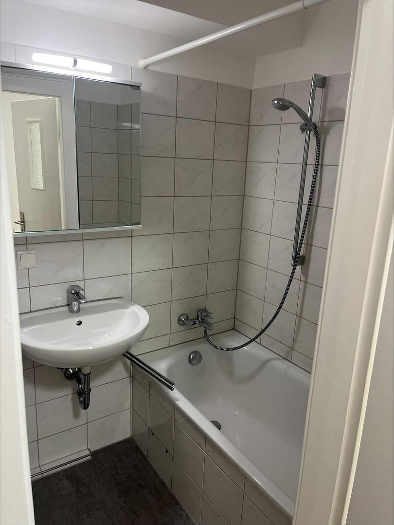 Schöne Einraumwohnung mit Einbauküche in ruhiger und zentraler Lage – Rather Kirchplatz 1, 40472 Düsseldorf(Rath) – Vorschaubild 4