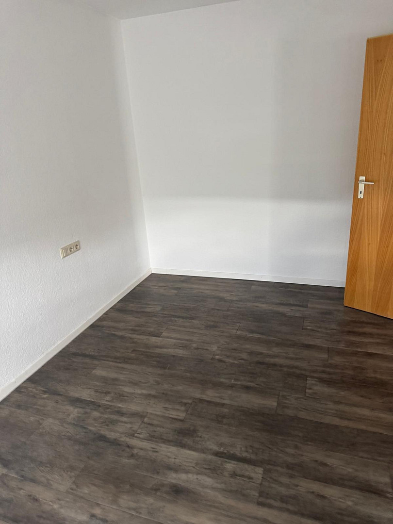 Helle 2-Zimmer-Wohnung mit Terrasse, Einbauküche & Tiefgaragenstellplatz – Eisenbahnstraße 8, 72116 Mössingen – Vorschaubild 2