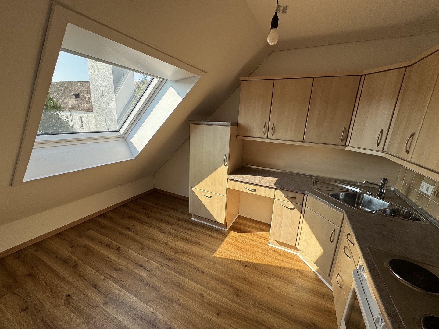 Helle, geräumige und frisch sanierte 2,5 Zimmer-Dachgeschosswohnung – Uhlandstraße 1, 92637 Weiden(Weiden in der Oberpfalz) – Vorschaubild 6