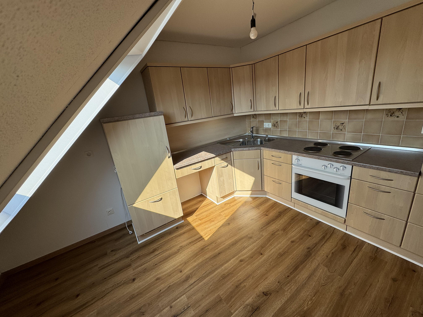 Helle, geräumige und frisch sanierte 2,5 Zimmer-Dachgeschosswohnung – Uhlandstraße 1, 92637 Weiden(Weiden in der Oberpfalz) – Vorschaubild 5