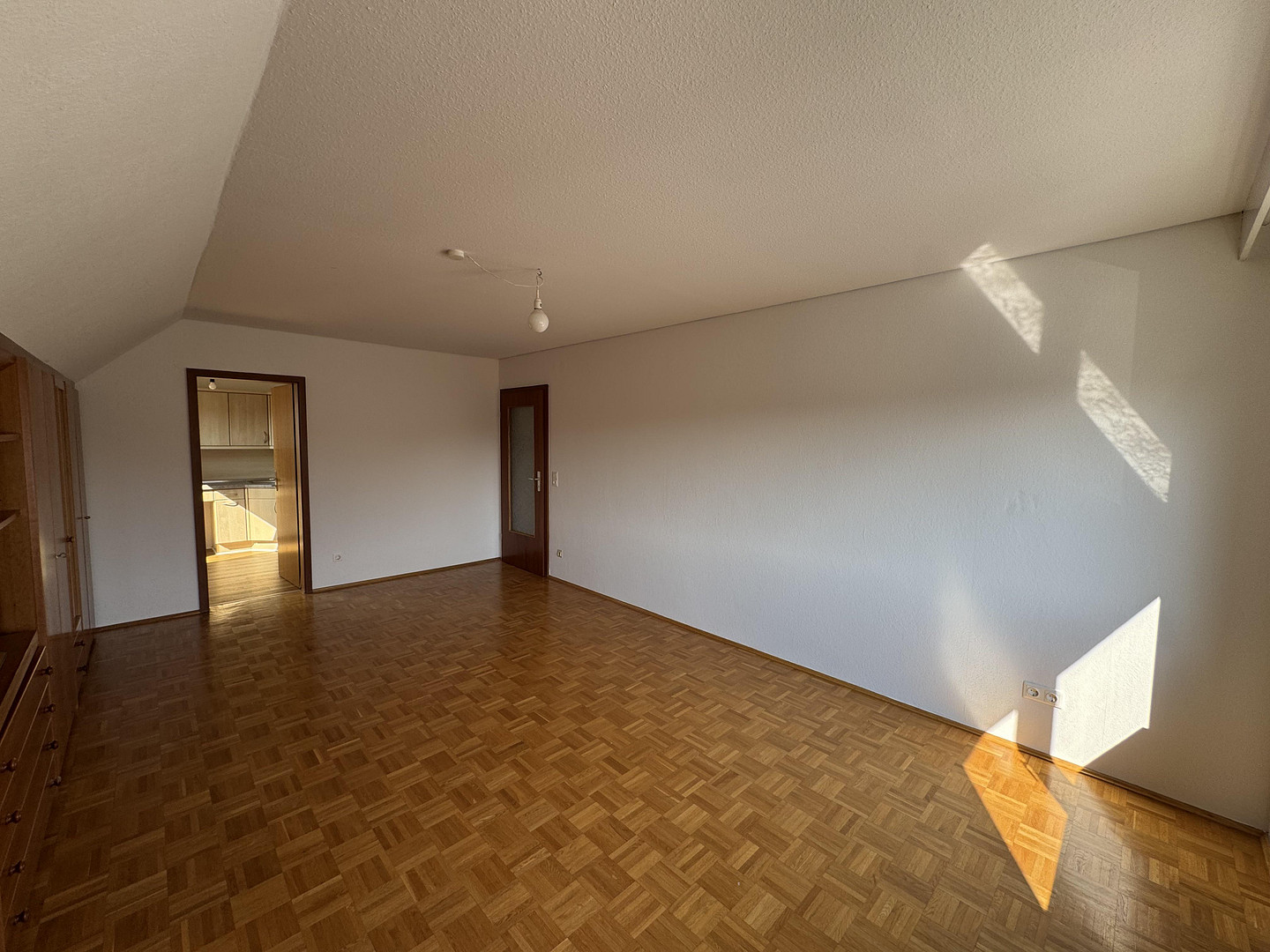 Helle, geräumige und frisch sanierte 2,5 Zimmer-Dachgeschosswohnung – Uhlandstraße 1, 92637 Weiden(Weiden in der Oberpfalz) – Vorschaubild 11