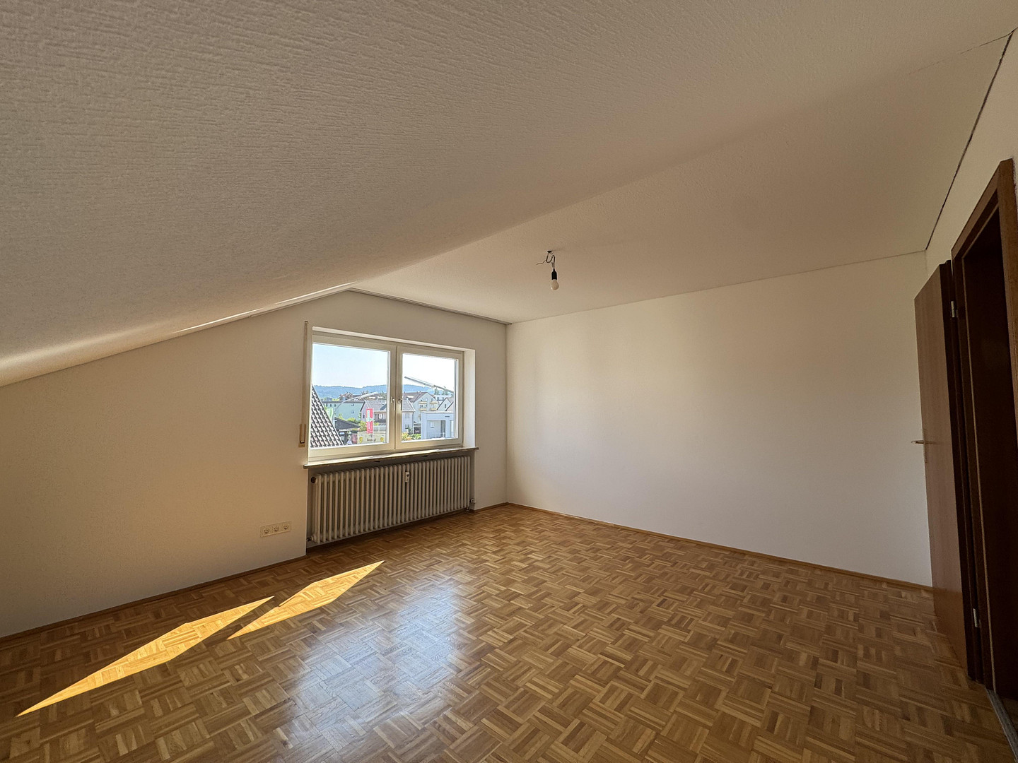 Helle, geräumige und frisch sanierte 2,5 Zimmer-Dachgeschosswohnung