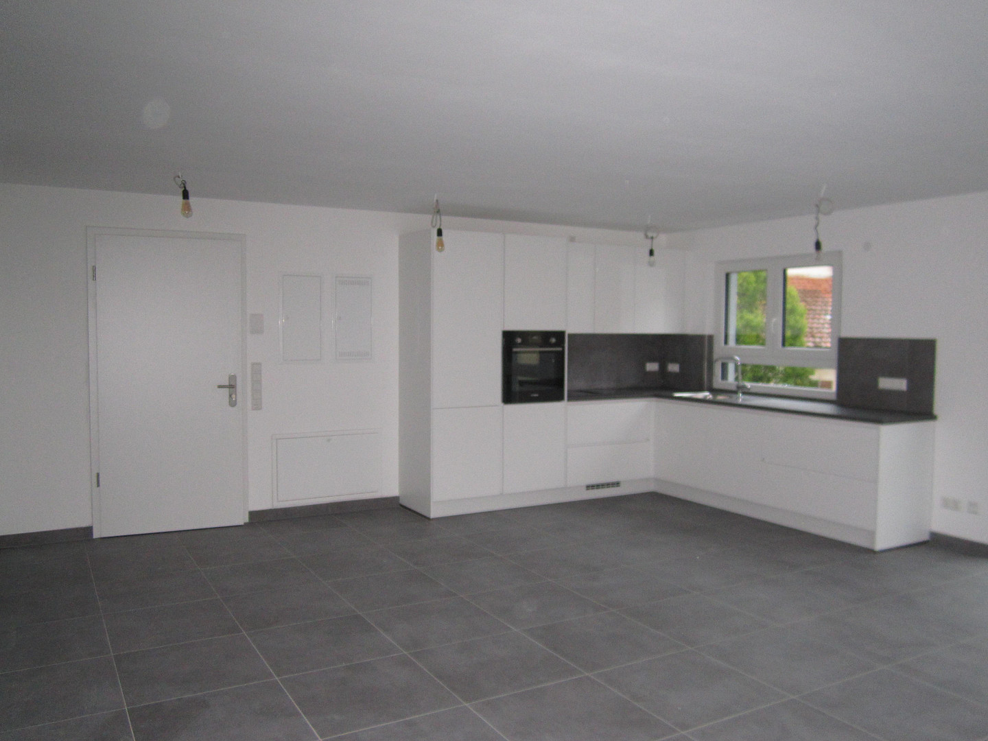Neubau 2,5-Zimmer-Wohnung 2. OG in Herrenberg mit Küche, Garage, Wallbox, gehobene Ausstattung – 71083 Herrenberg(Mönchberg) – Vorschaubild 2