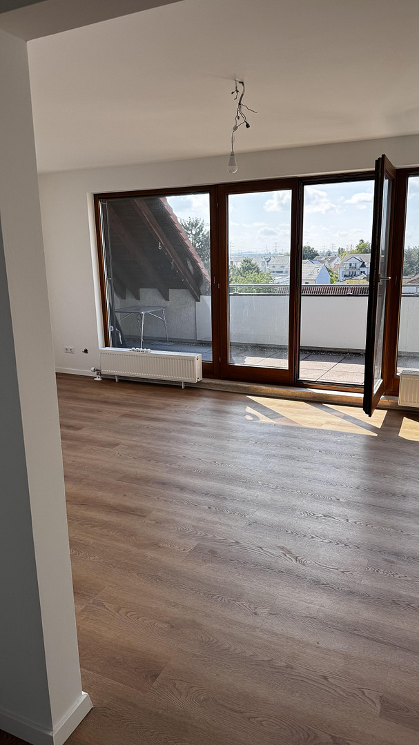 Erstbezug nach Renovierung: Moderne 2ZKB mit großer Dachloggia, EBK und Stellplatz – Eppelheimer Str. 3, 68723 Plankstadt – Vorschaubild 2
