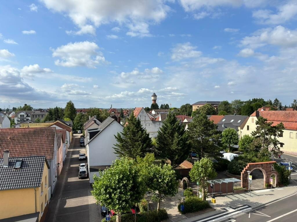 Erstbezug nach Renovierung: Moderne 2ZKB mit großer Dachloggia, EBK und Stellplatz – Eppelheimer Str. 3, 68723 Plankstadt – Vorschaubild 4