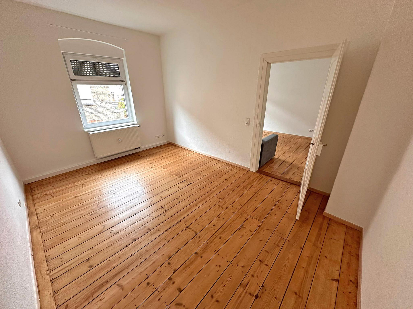 Renovierte Altbauwohnung: 2 Zimmer + neue EBK in Hinterhauslage nahe Mendelssohnplatz/ KIT